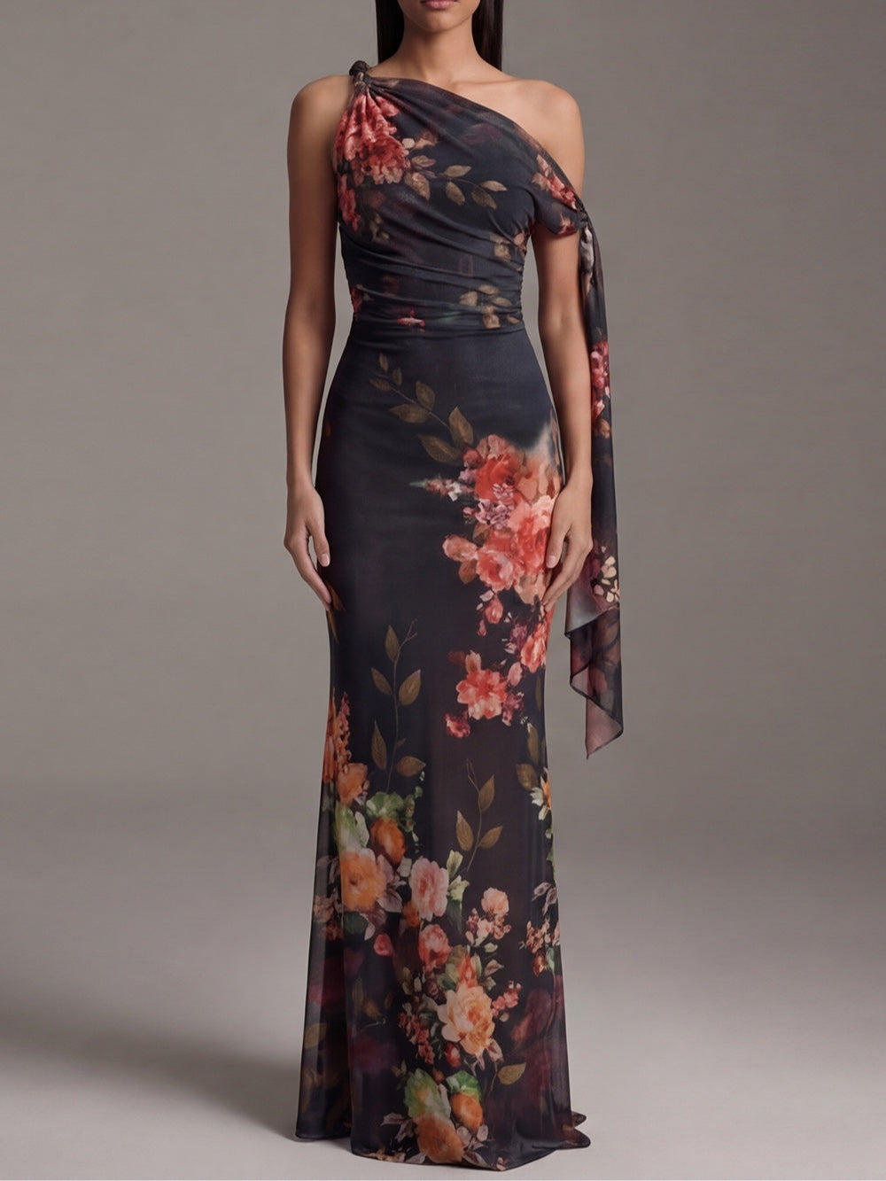 Martina | Vestido largo plisado de gasa estampada negra con un solo tirante