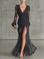 Purificación | Vestido largo tipo maxi de encaje gris oscuro con mangas largas y abertura