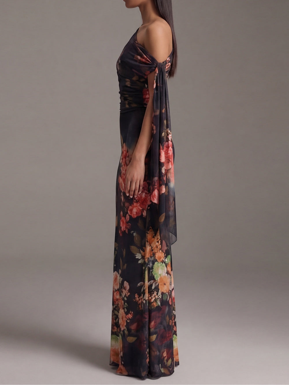 Martina | Vestido largo plisado de gasa estampada negra con un solo tirante