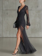 Purificación | Vestido largo tipo maxi de encaje gris oscuro con mangas largas y abertura