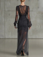 Purificación | Vestido largo tipo maxi de encaje gris oscuro con mangas largas y abertura