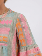 Emma | Vestido hasta la rodilla con cuello en V y volantes, con estampado geométrico