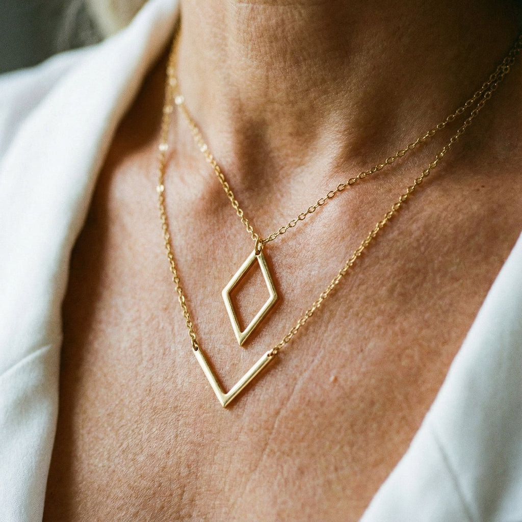 Jindřiška | Elegantní náhrdelník s geometrickým přívěskem ve tvaru V