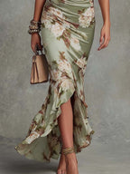 Marisa | Vestido largo asimétrico de satén verde con estampado floral, mangas acampanadas con volantes y escote en V