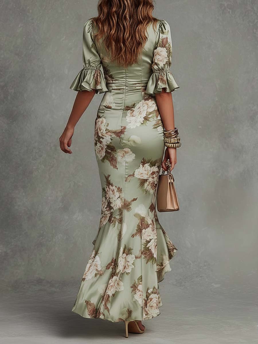 Marisa | Vestido largo asimétrico de satén verde con estampado floral, mangas acampanadas con volantes y escote en V
