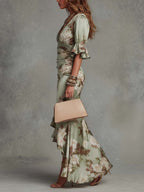 Marisa | Vestido largo asimétrico de satén verde con estampado floral, mangas acampanadas con volantes y escote en V