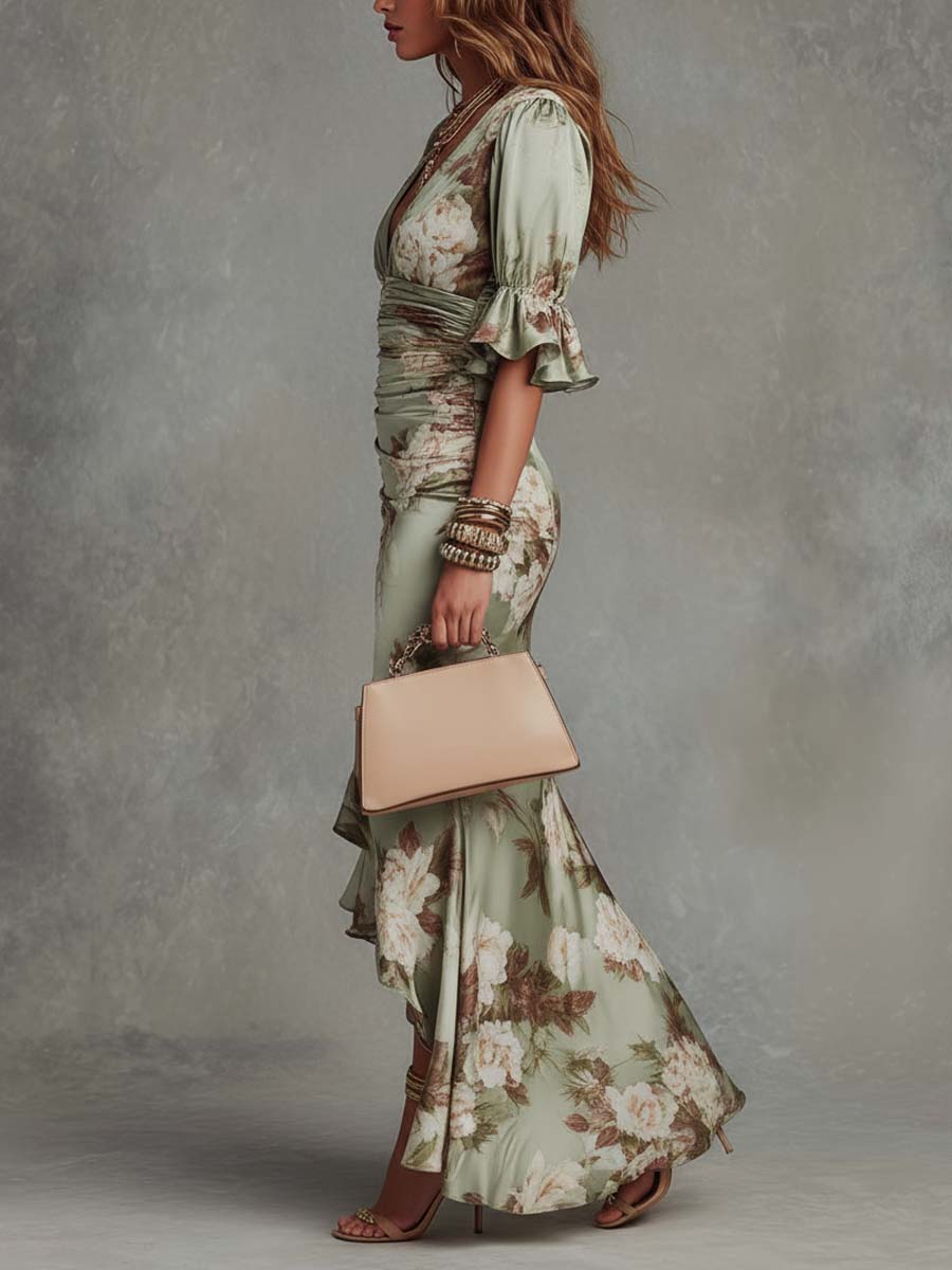 Marisa | Vestido largo asimétrico de satén verde con estampado floral, mangas acampanadas con volantes y escote en V