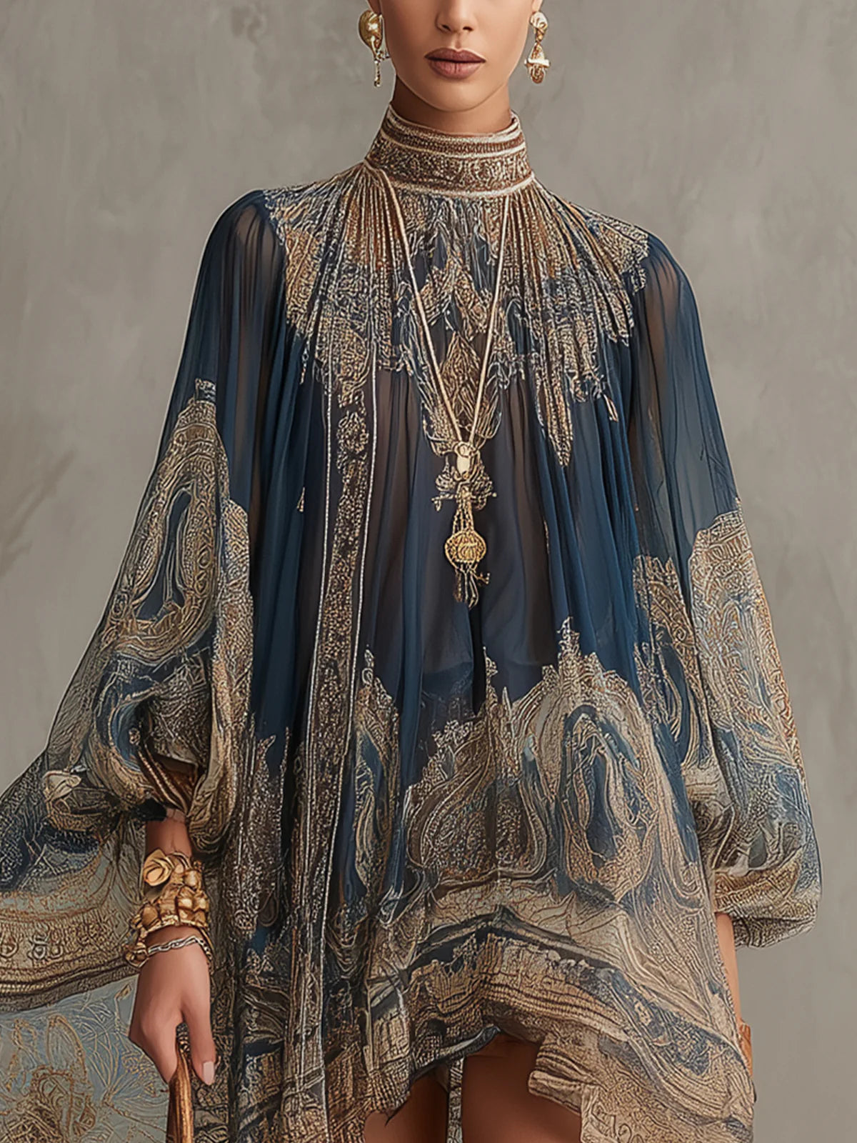 Sofía | Vestido mini de gasa asimétrico con cuello alto y estampado barroco en azul marino