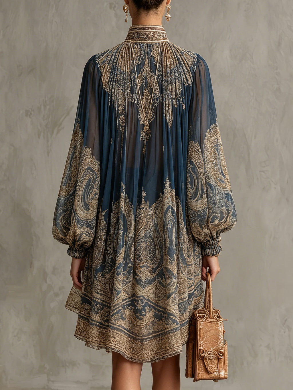 Sofía | Vestido mini de gasa asimétrico con cuello alto y estampado barroco en azul marino