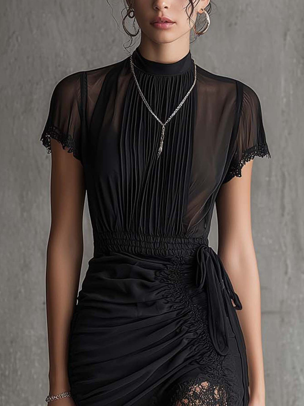 Mila | Vestido mini de gasa negra con cintura plisada y ribete de encaje