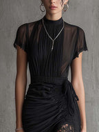 Mila | Vestido mini de gasa negra con cintura plisada y ribete de encaje