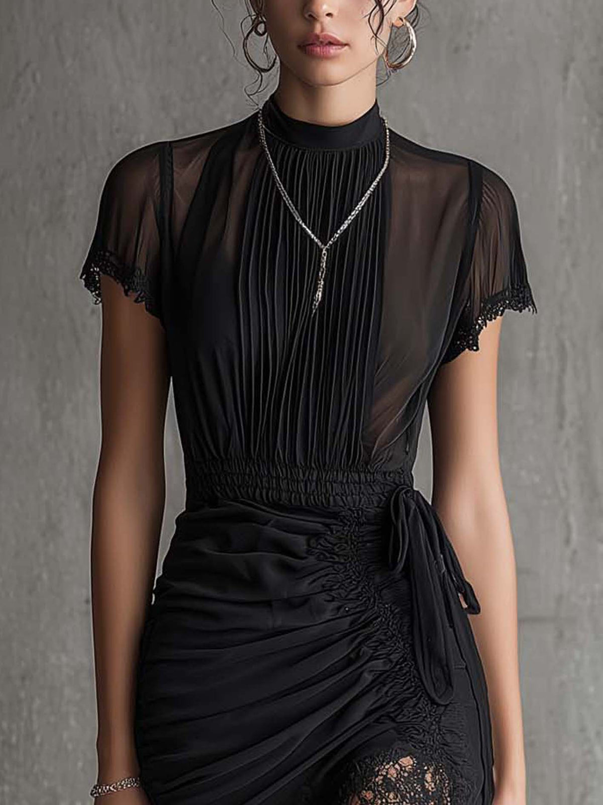 Mila | Vestido mini de gasa negra con cintura plisada y ribete de encaje
