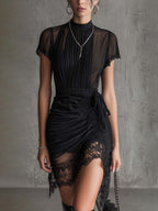 Mila | Vestido mini de gasa negra con cintura plisada y ribete de encaje