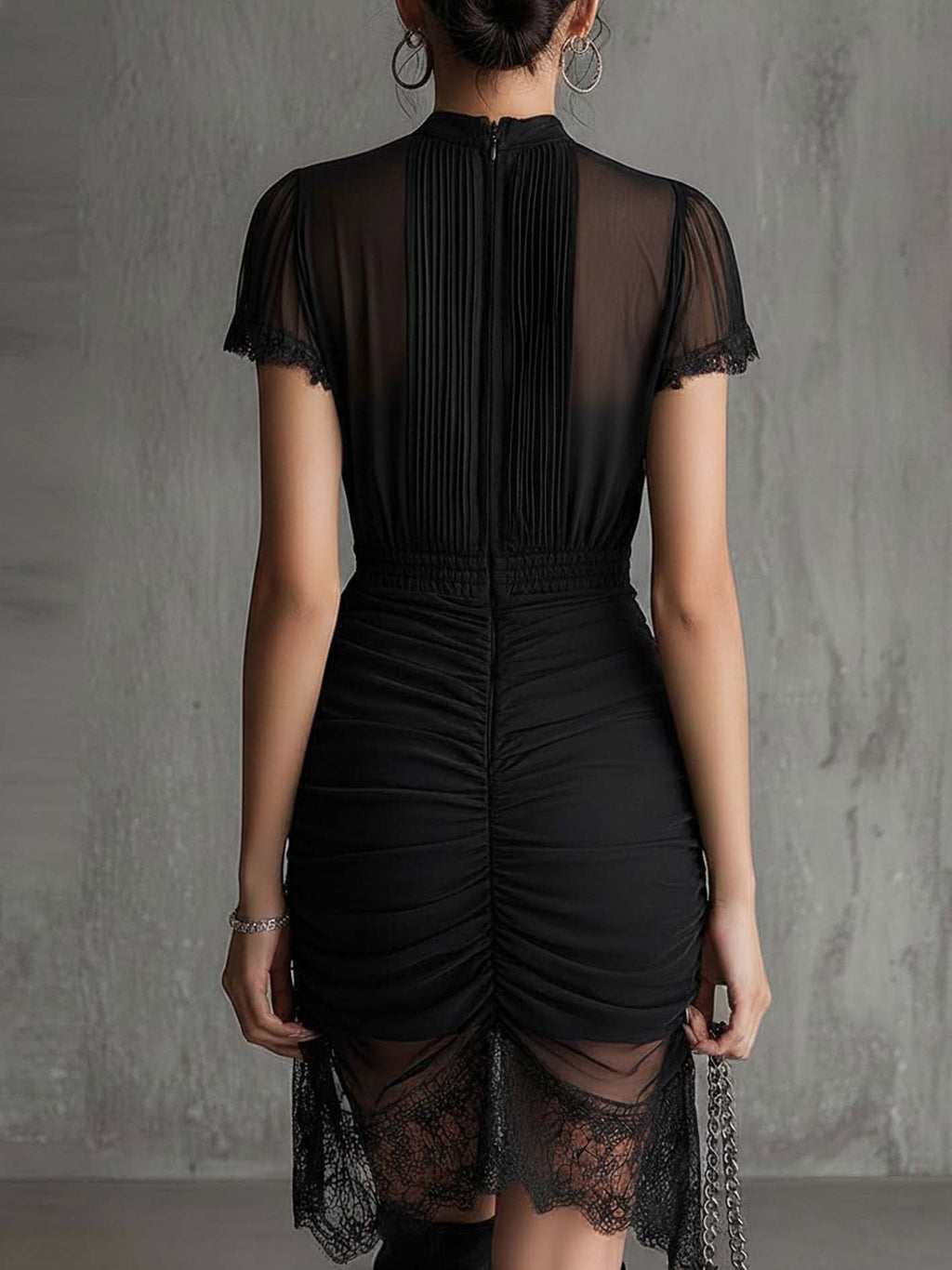 Mila | Vestido mini de gasa negra con cintura plisada y ribete de encaje