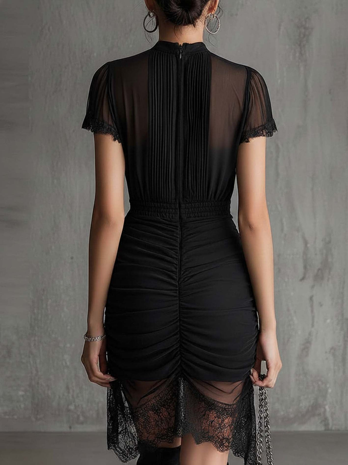 Mila | Vestido mini de gasa negra con cintura plisada y ribete de encaje